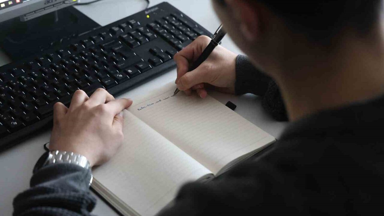 Yeni Nesil Yazı Yazmakta Zorlanıyor: Mavi Ekranın Rolü