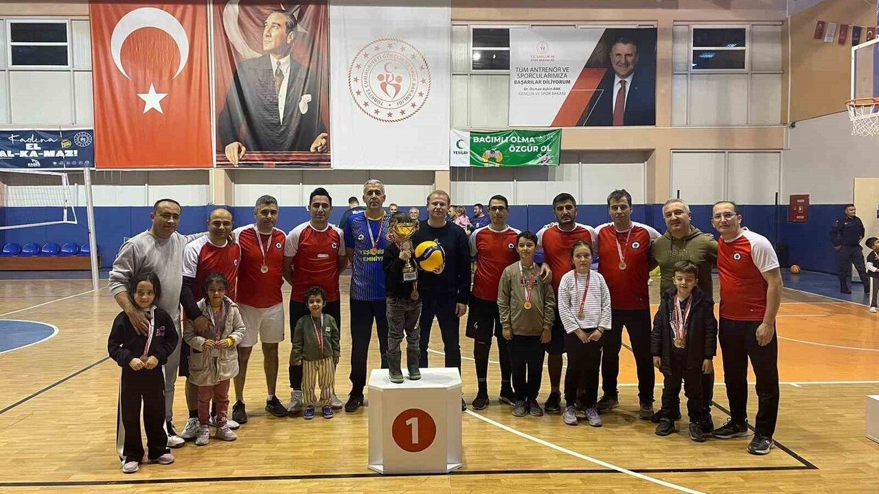 Yeşilhisar'da Harun Akkaş Voleybol Turnuvası: İlçe Emniyet Şampiyon