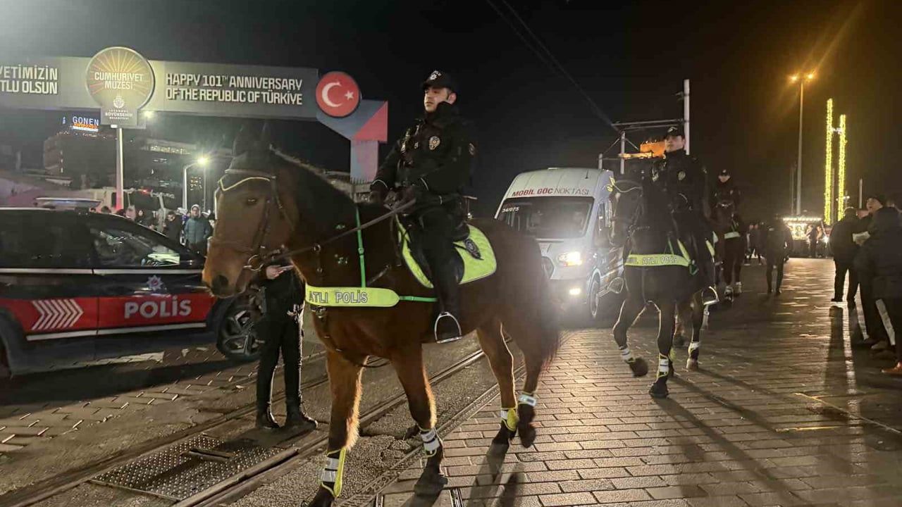 Yılbaşına Saatler Kala İstiklal Caddesi'nde Atlı Polis Devriyesi