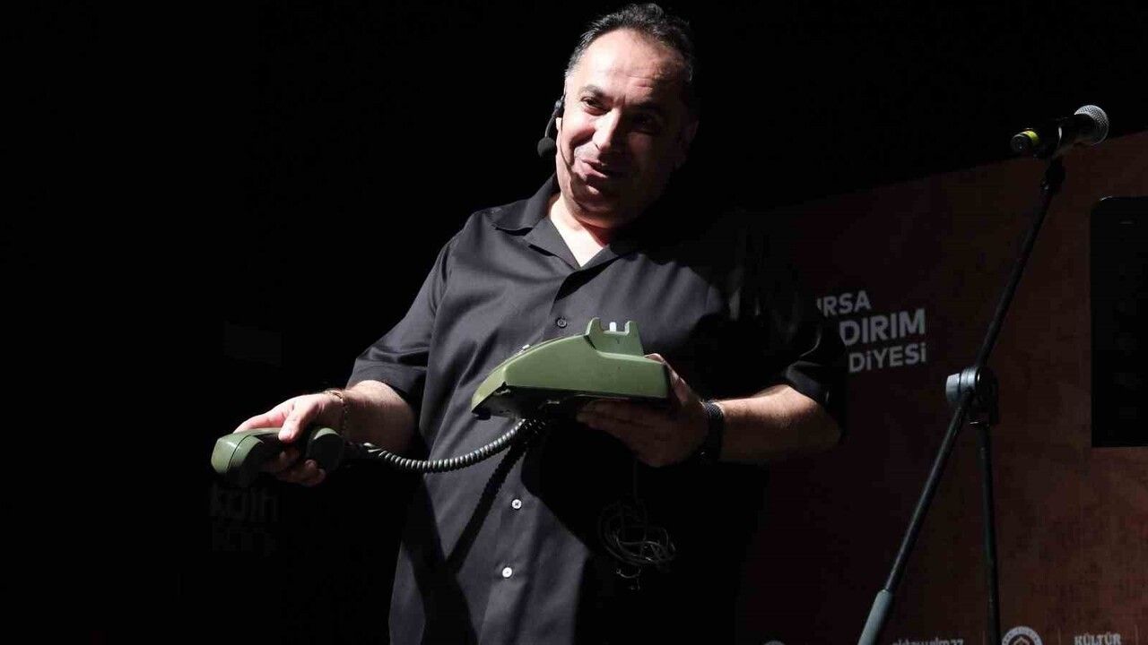 Yıldırım'da Nostalji ve Kahkaha: 'Gülümseten Hatıralar' İlgiyle Sahnelendi