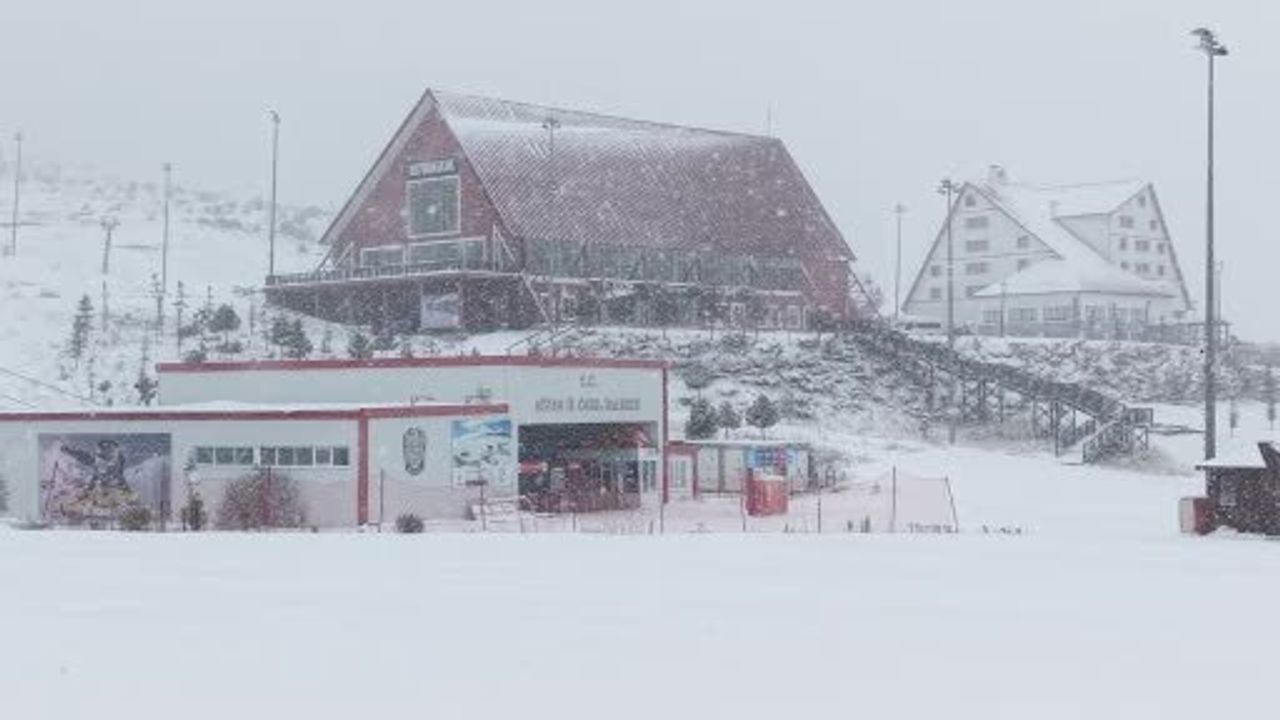 Yıldız Dağı beyaza büründü: Sivas'ın ekonomik kayak merkezi kartpostallık görüntüler sundu