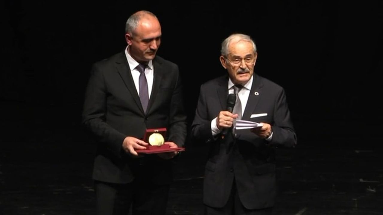 Yılmaz Büyükerşen Eskişehir'de Aktif Siyaseti Bıraktığını Açıkladı