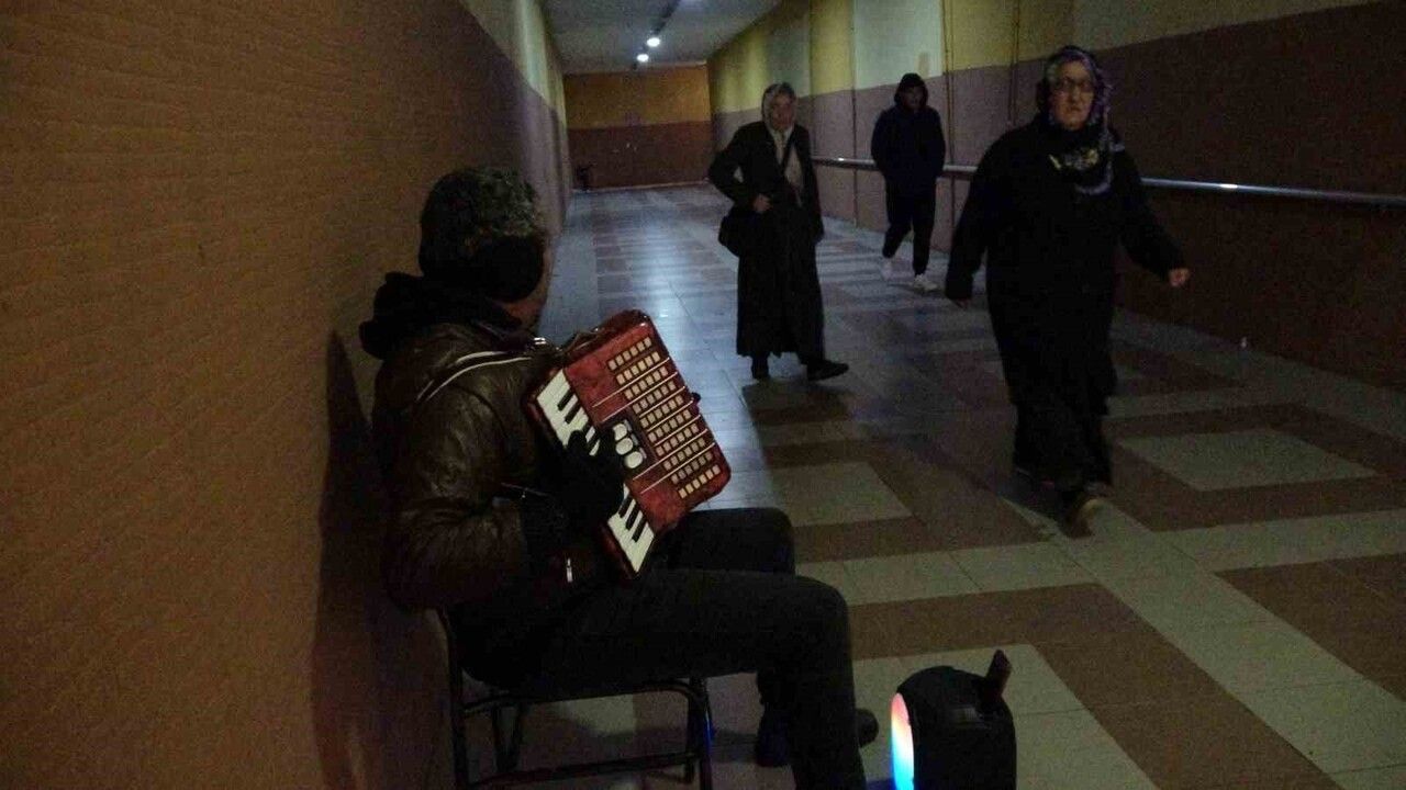 Yozgat’ta Akordeonuyla Sokak Müziği Yapan Ersin Aşık