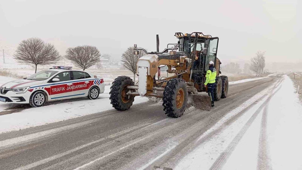Yozgat'ta Kar Yağışı: Ekipler Yolları Açmak İçin Seferber Oldu