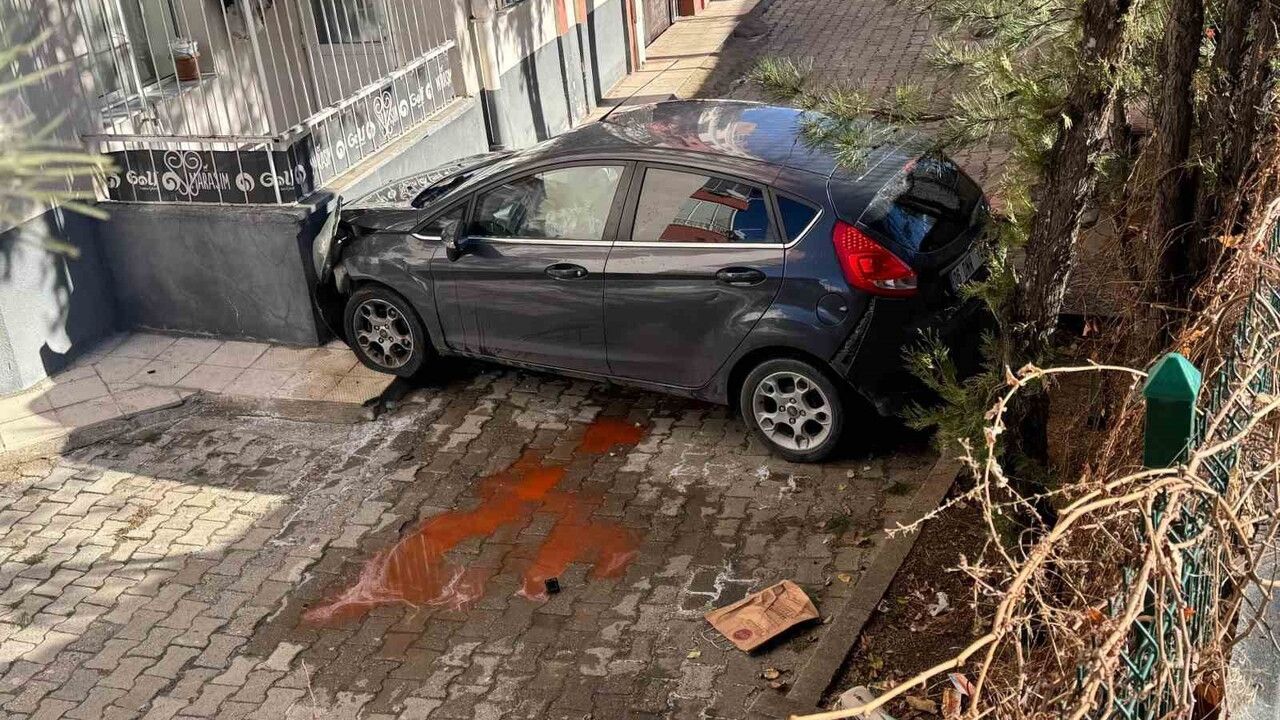Yozgat'ta Kontrolden Çıkan Araç Apartman Bahçesine Düştü: 4 Yaralı