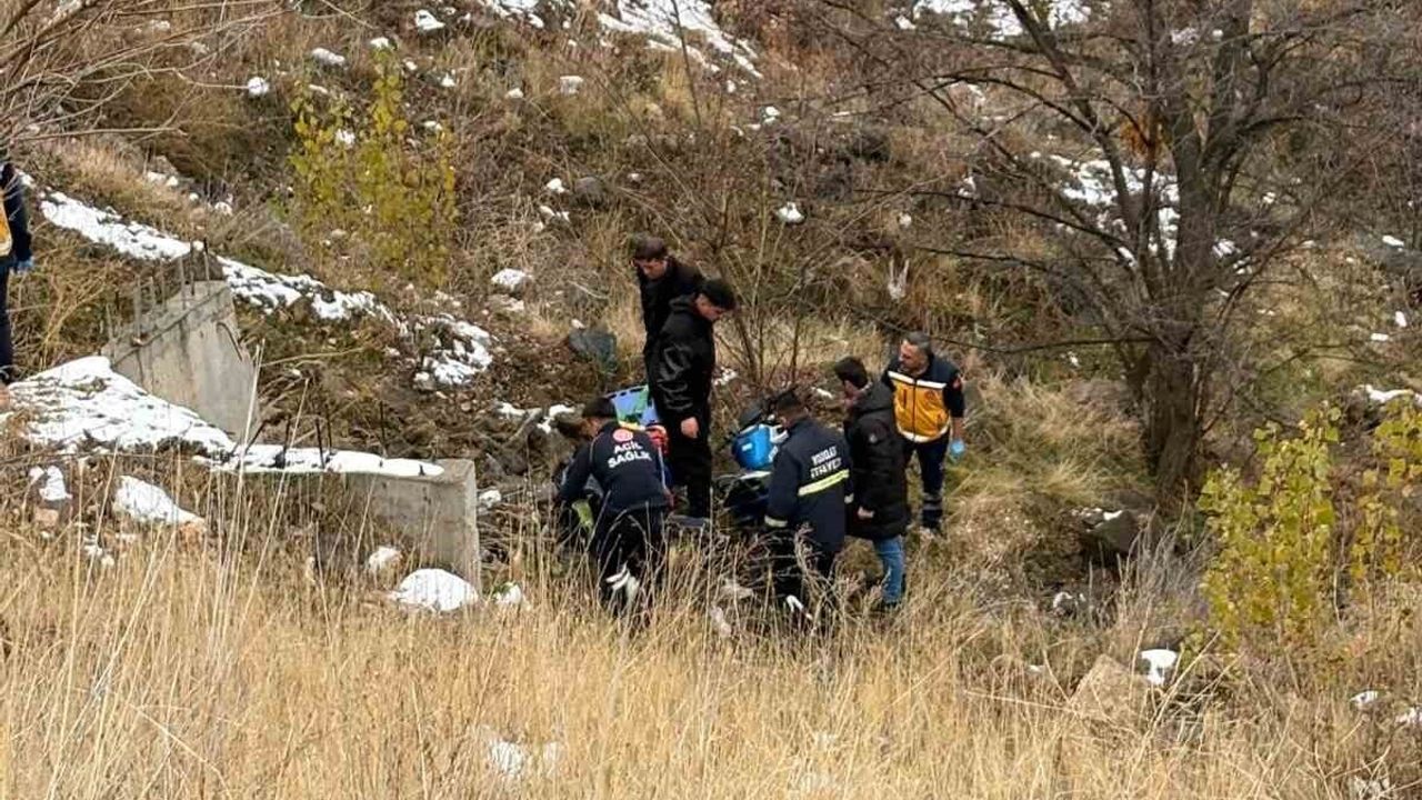 Yozgat'ta motosiklet şarampole yuvarlandı — Sürücü hastaneye kaldırıldı