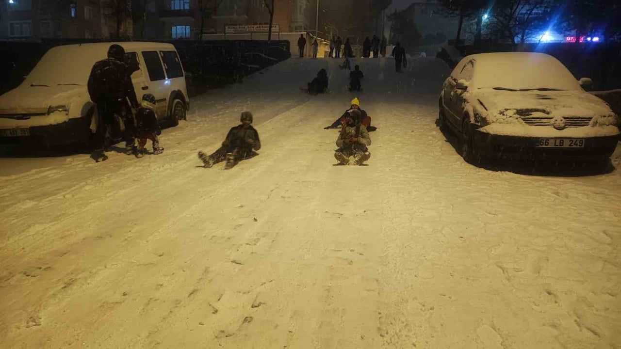 Yozgat'ta Sokaklar Kayak Pisti Gibi: Mahallelerde Kar Eğlencesi