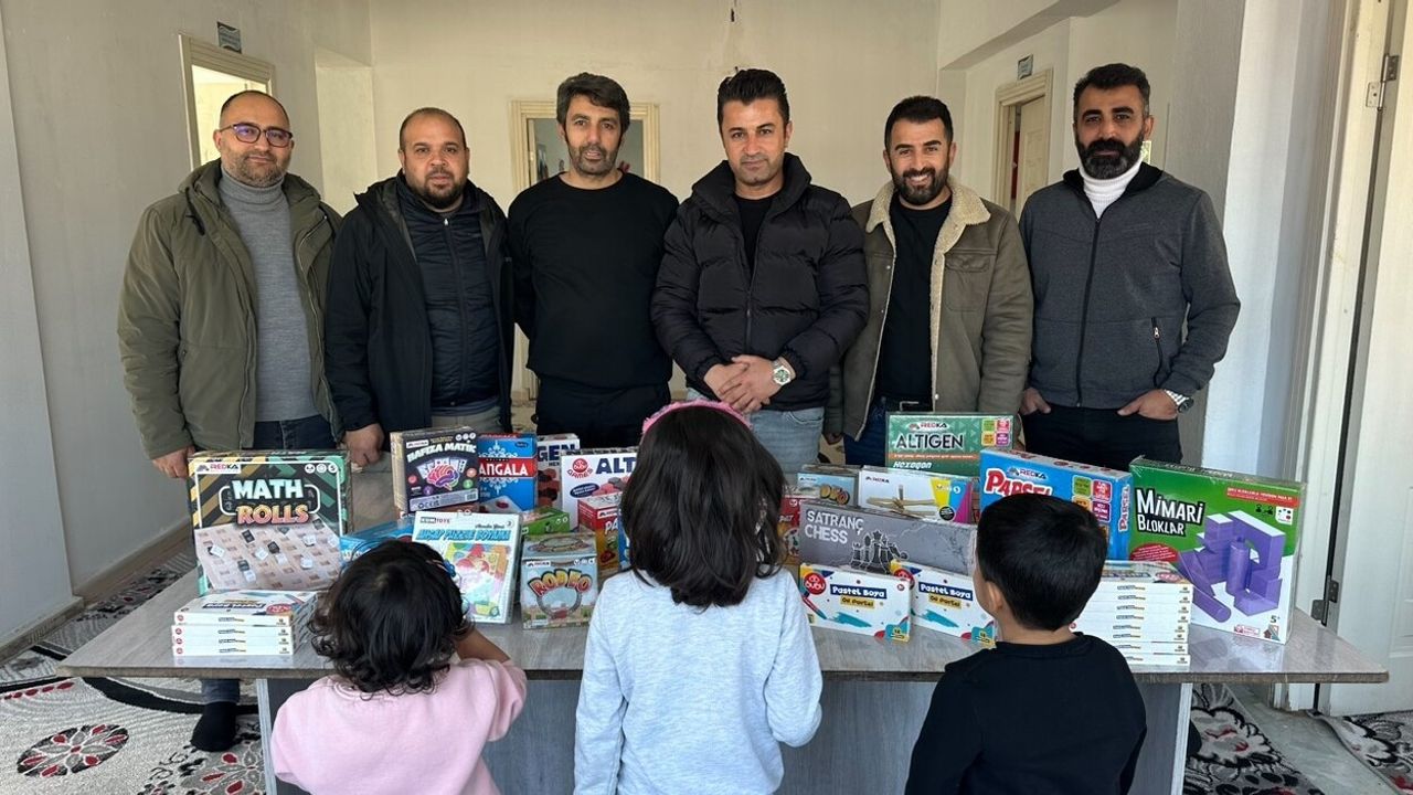 Yüksekova'da 16 Okula 440 Eğitim ve Zekâ Oyunu Seti ve Kırtasiye Yardımı