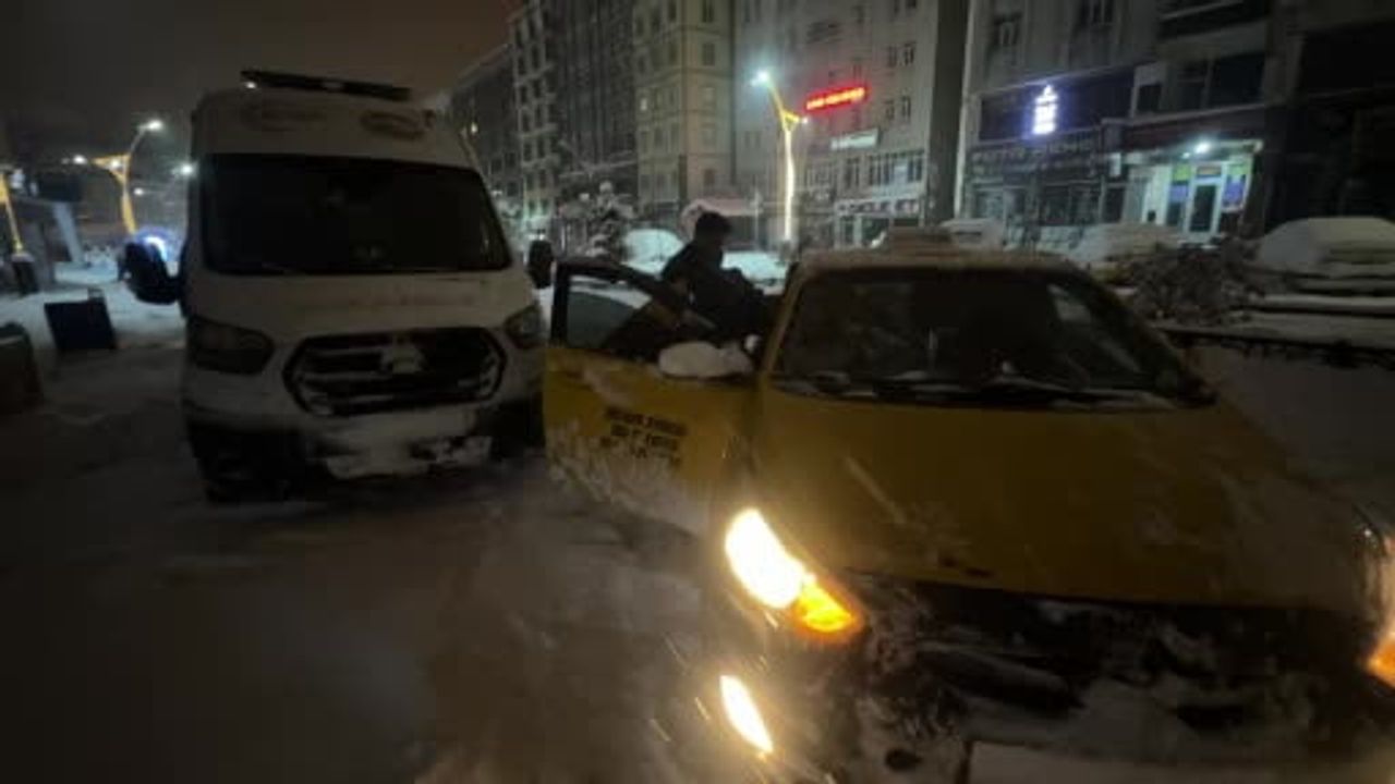 Yüksekova’da Ani Kalp Rahatsızlığı Geçiren Genç, Taksi Şoförünün Dikkatiyle Hastaneye Ulaştırıldı