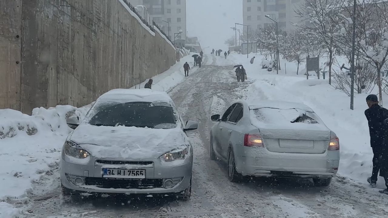Yüksekova'da Beyaz Esaret: Kar Tipisi Araçları Yolda Bıraktı