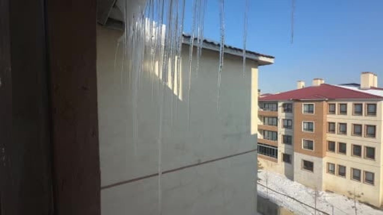 Yüksekova’da Buz Sarkıtları 2 Metreyi Aştı