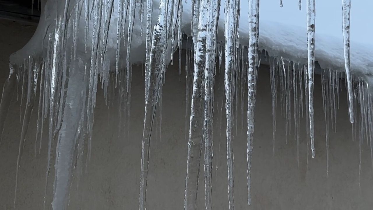 Yüksekova'da buz sarkıtları bir metreyi geçti, görüş 10 metreye düştü
