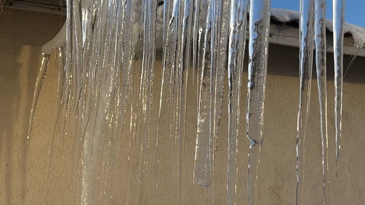 Yüksekova'da Dondurucu Soğuklar: Buz Sarkıtları 3 Metreyi Aştı