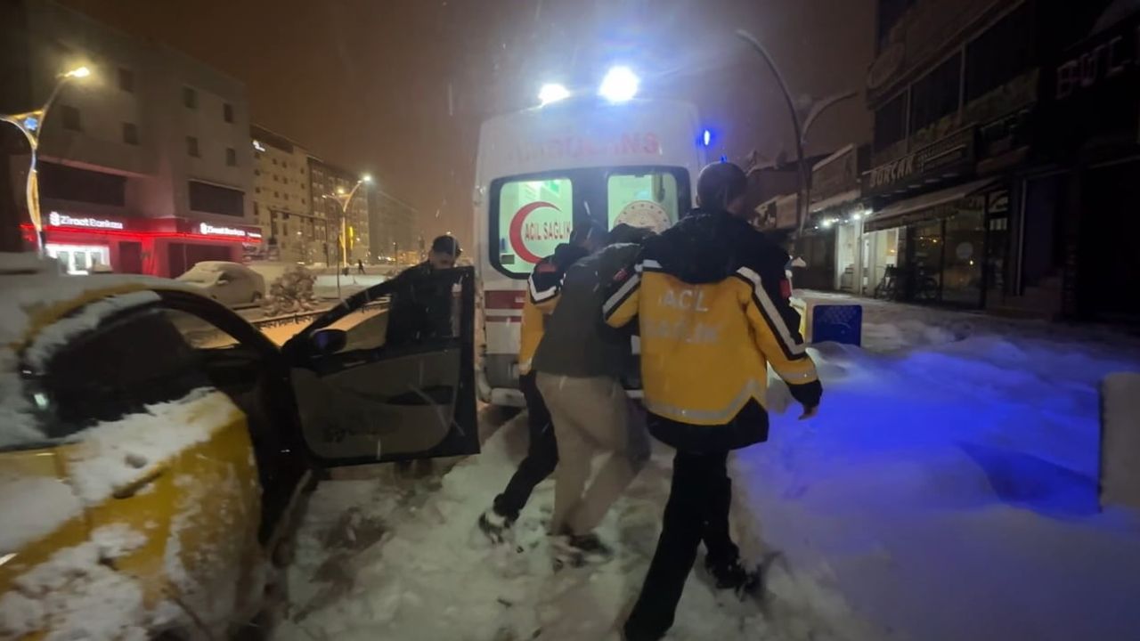 Yüksekova'da Gece Yarısı: Taksi Şoförünün Dikkati Gençin Hayatını Kurtardı