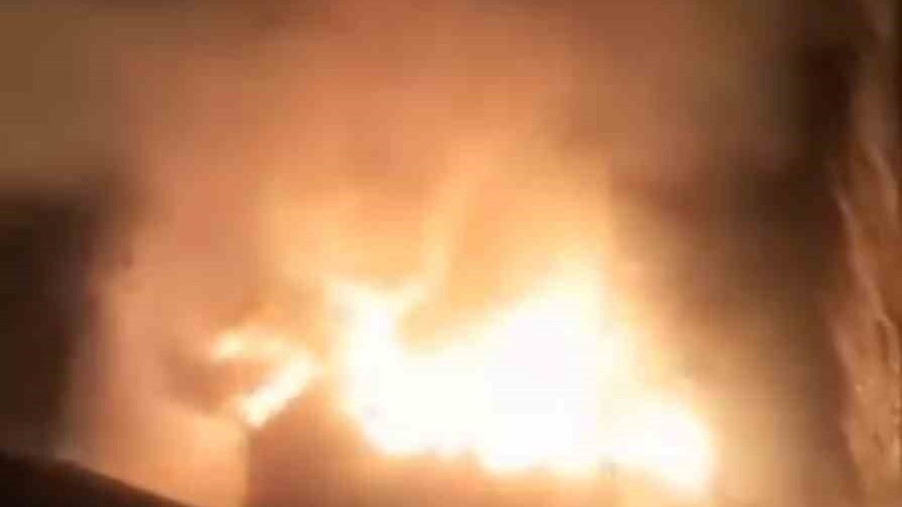 Yüksekova'da kalorifer kazan dairesi yangını: Çatıda büyük hasar