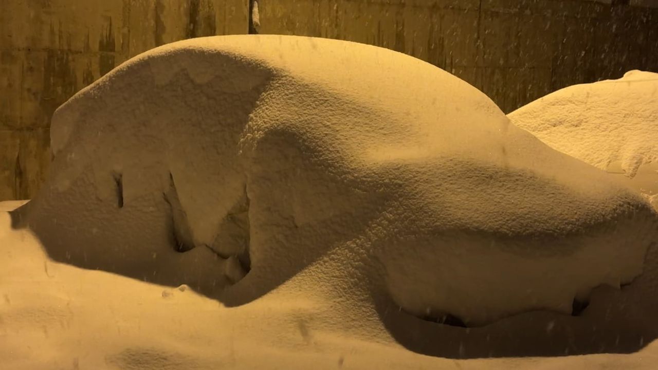 Yüksekova'da Kar 40 cm'i Aştı: Araçlar ve Tek Katlı Evler Kara Gömüldü