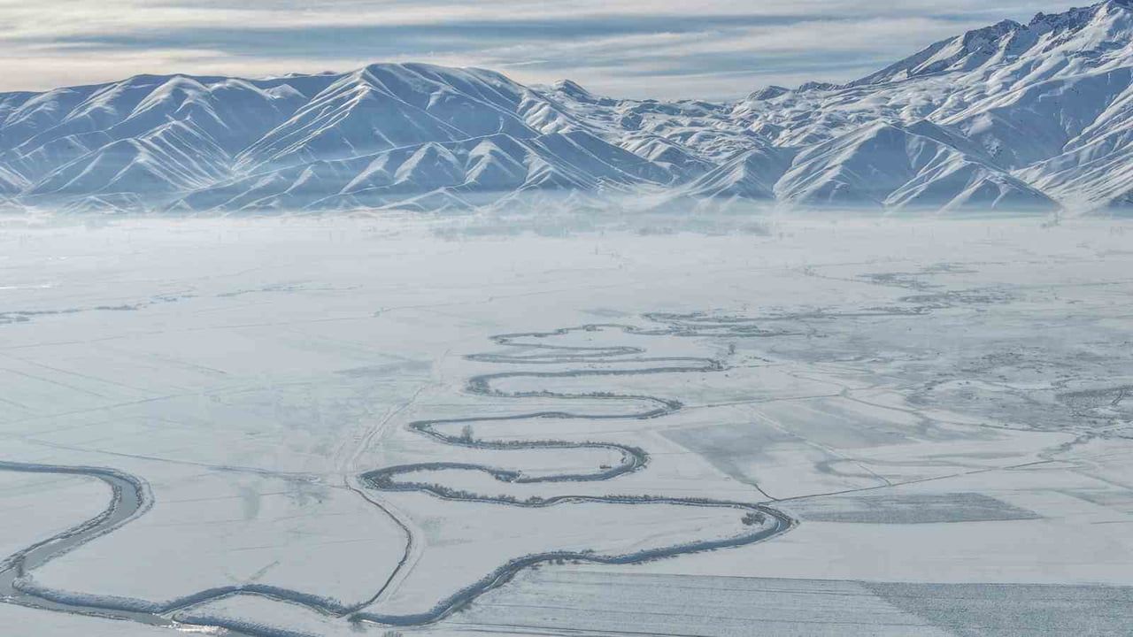 Yüksekova'da Kar Altındaki Menderesler Cilo Dağı'yla Buluştu