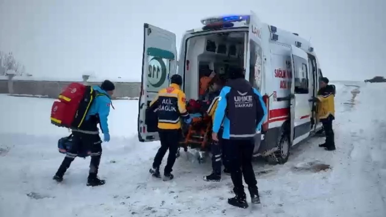 Yüksekova'da Kar Engeli Aşıldı: 76 Yaşındaki KOAH Hastasına UMKE 2 Saatte Ulaştı