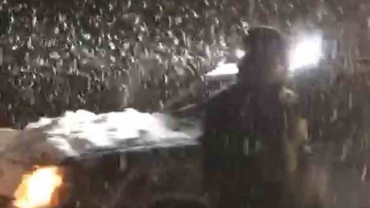 Yüksekova'da Kar ve Tipi Ulaşımı Aksattı: Mahsur Kalan Vatandaş Fırtınada Namaz Kıldı