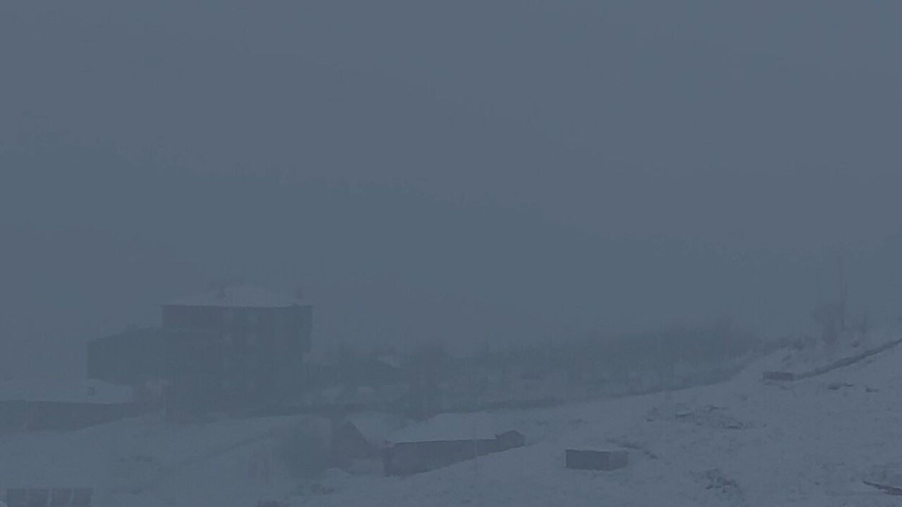 Yüksekova'da Kar Yağışı Selahaddin Eyyubi Havalimanı'nda Uçuşları Durdurdu