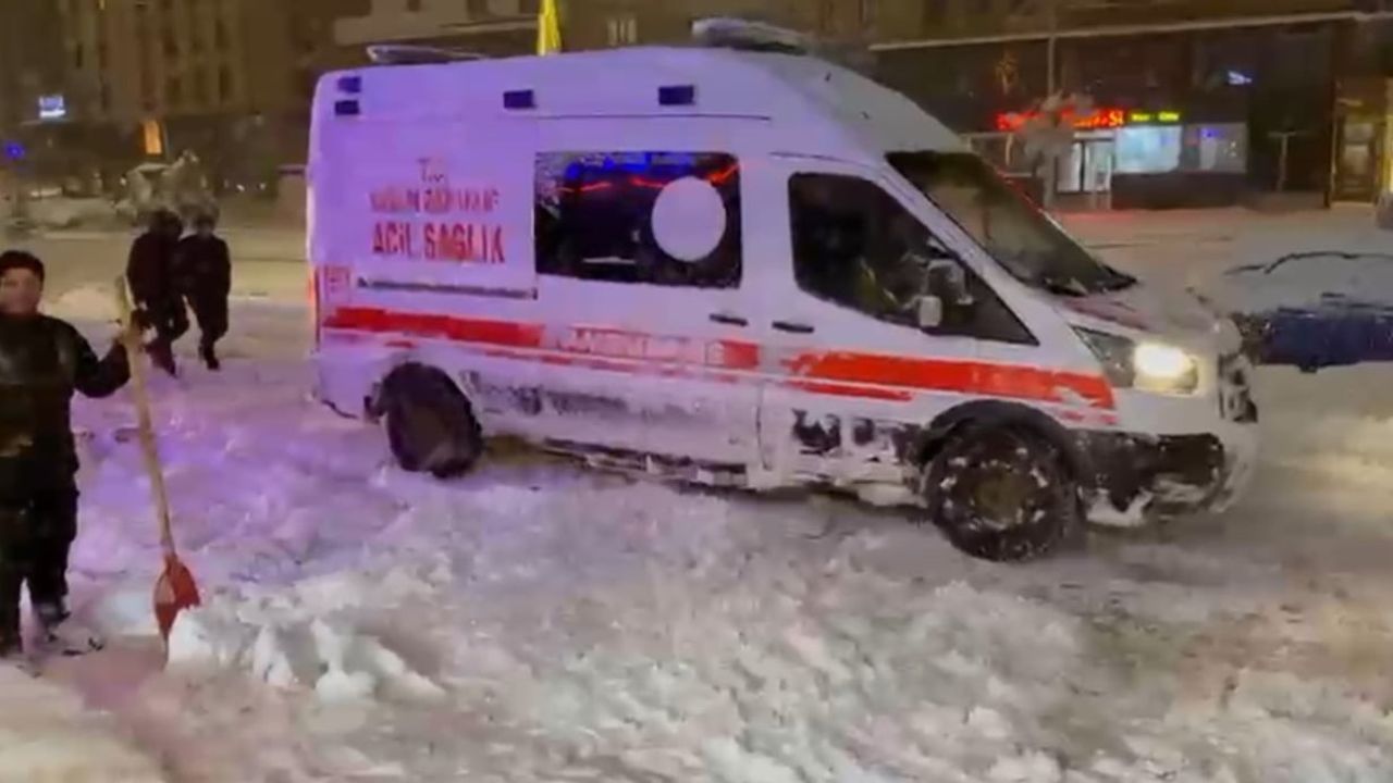 Yüksekova'da Kara Saplanan Ambulansı Karla Mücadele Ekipleri Kurtardı
