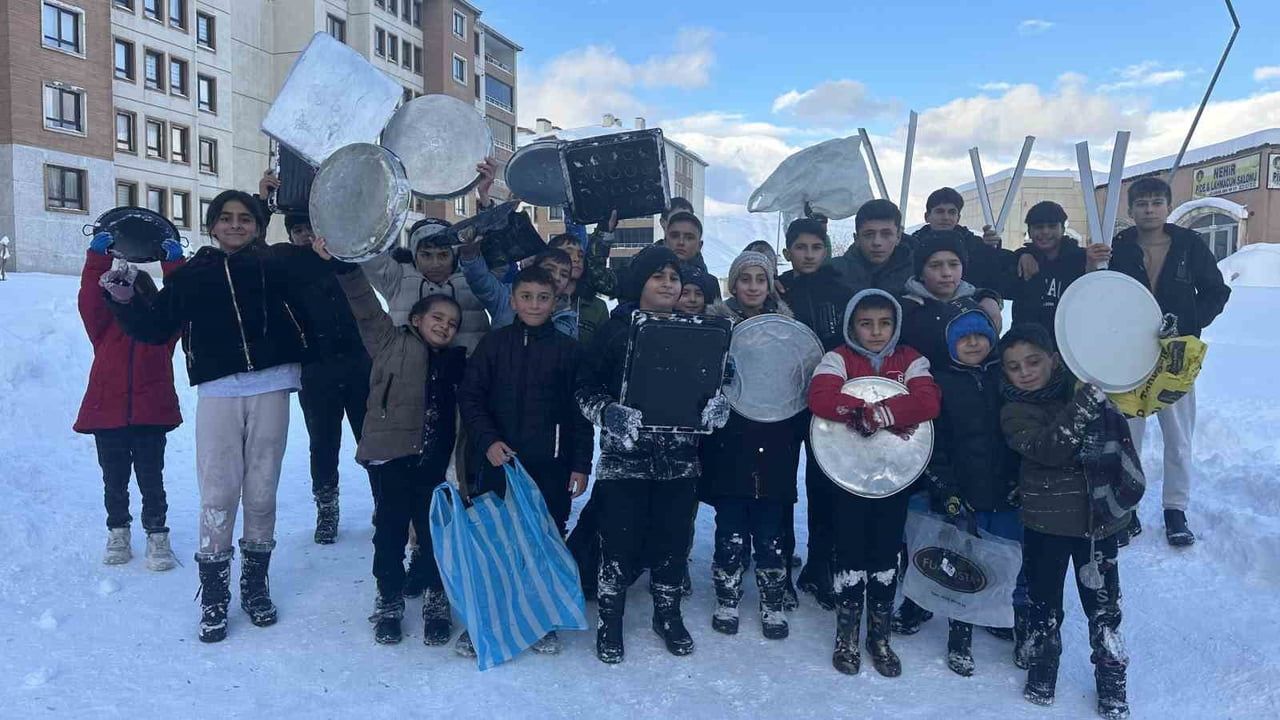 Yüksekova'da Mahalle Yolunu Kayak Pisti Yapan Çocuklar