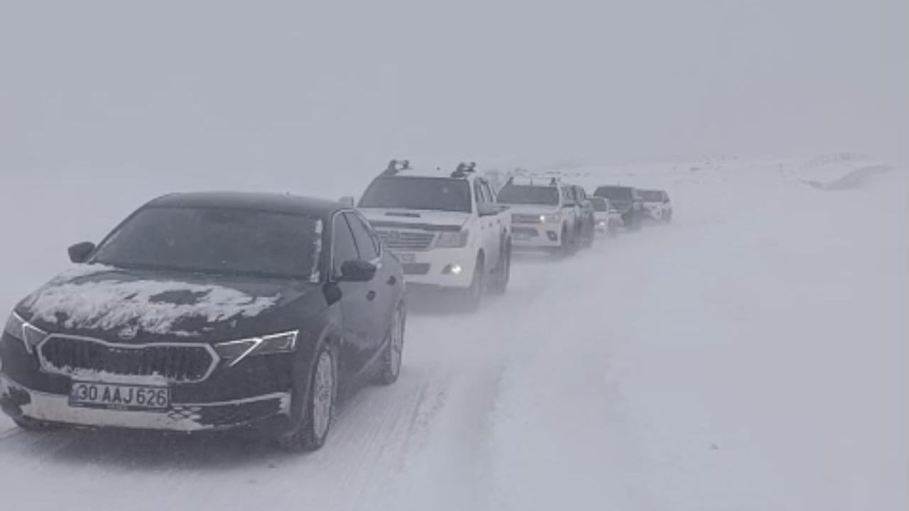 Yüksekova'da Tipi ve Fırtına: 50 Araç Mahsur Kaldı