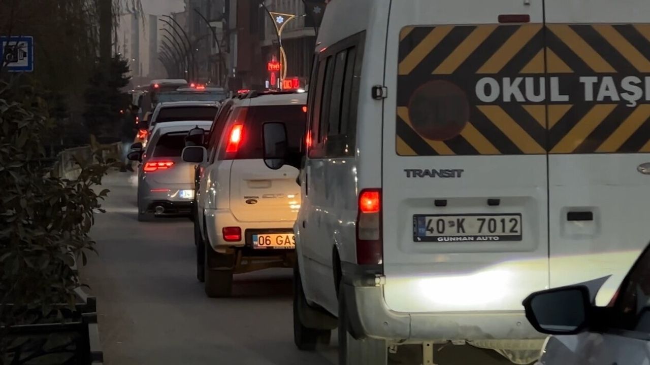 Yüksekova'da Trafik Çilesi: Cengiz Topel ve İpekyolu Kilitleniyor