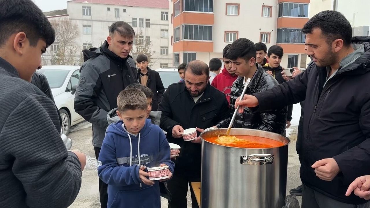 Yüksekova'da Yerli Malı Haftası'nda Cemaate Keledoş İkramı