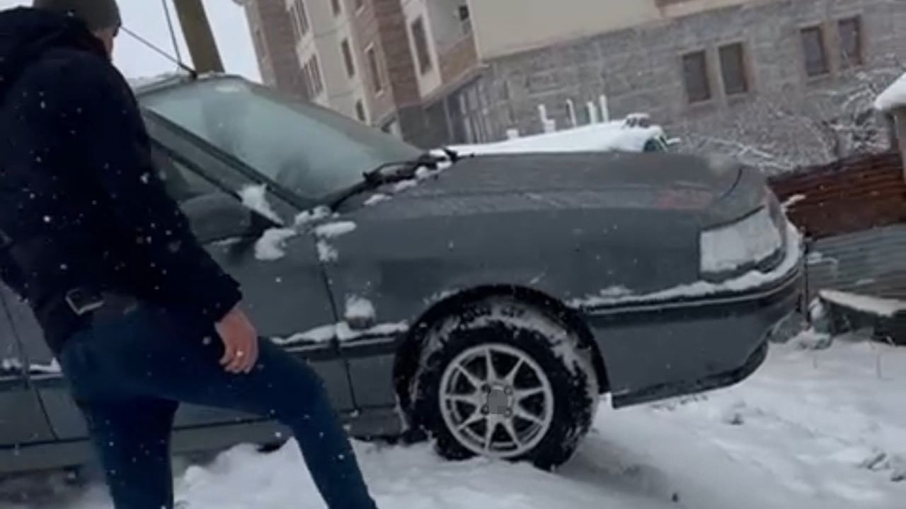 Yüksekova'da Yoğun Kar ve Buzlanma: 4 Araçta Maddi Hasar