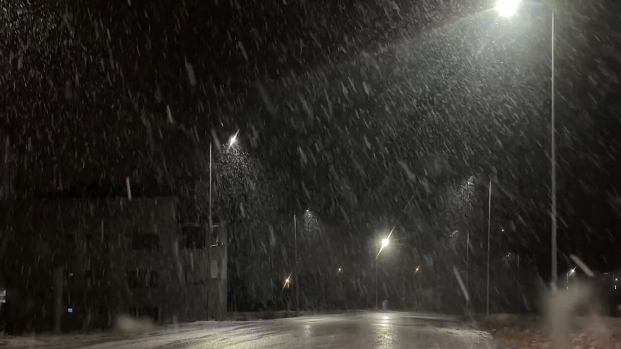 Yüksekova’da Yoğun Kar Yağışı: Araçlar Beyaza Büründü