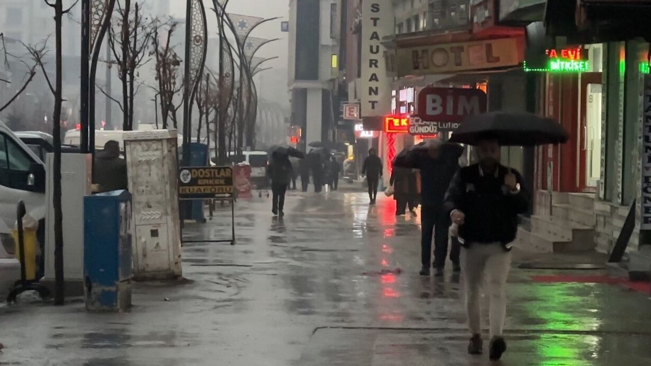 Yüksekova’da Yoğun Yağış Selahaddin Eyyubi Havalimanı’nda Uçuşları İptal Ettirdi