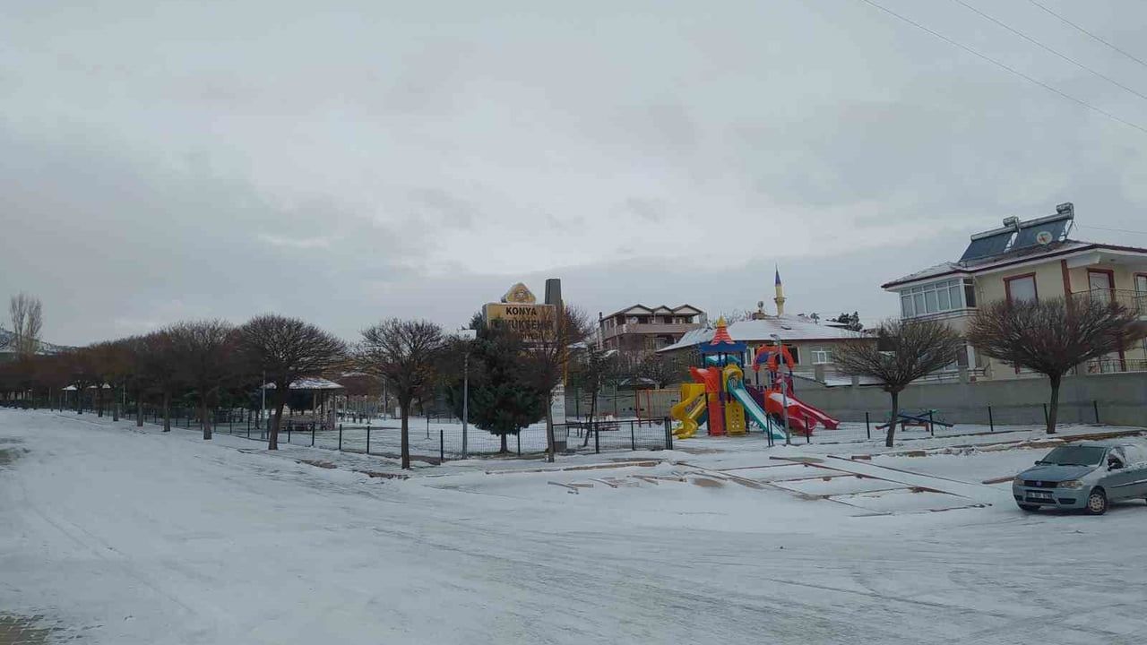 Yunak’ta Mevsimin İlk Karı: İlçe Beyaza Büründü