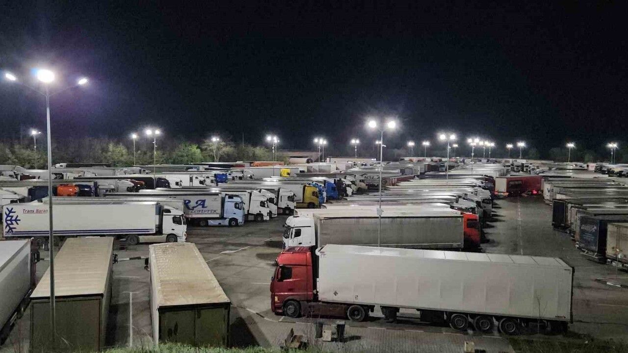 Yunan Çiftçi Eylemleri Tırlarda Kaos Yarattı: Bulgaristan’da 32 km Kuyruk