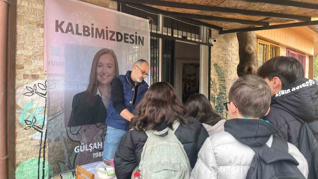 Yunusemre Kaynak Anaokulu'ndan Ferdi Zeyrek ve Gülşah Durbay İçin Pamuk Şeker Hayrı