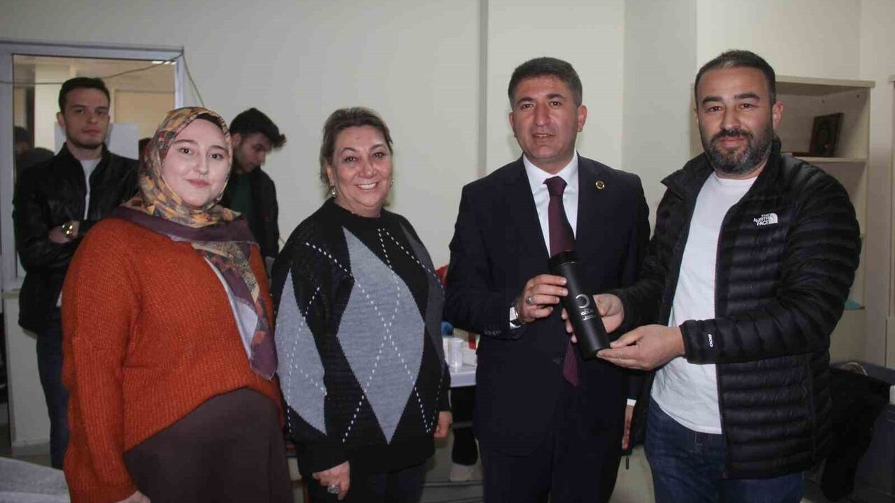 Zara'da Öğrenciler 'Birbirimize Candan Bağlıyız' İçin Kan Bağışı Yaptı