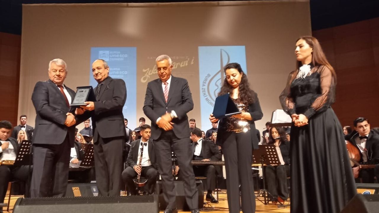 Zeki Müren Bursa'da 94. Doğum Günü Anma Gecesi