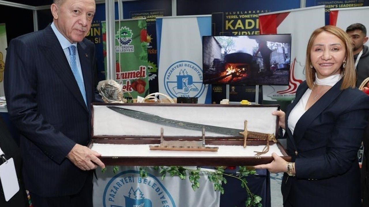 Zekiye Tekin’den Erdoğan’a Kılıç Hediyesi: 'Kılıcın keskin olsun reisim'