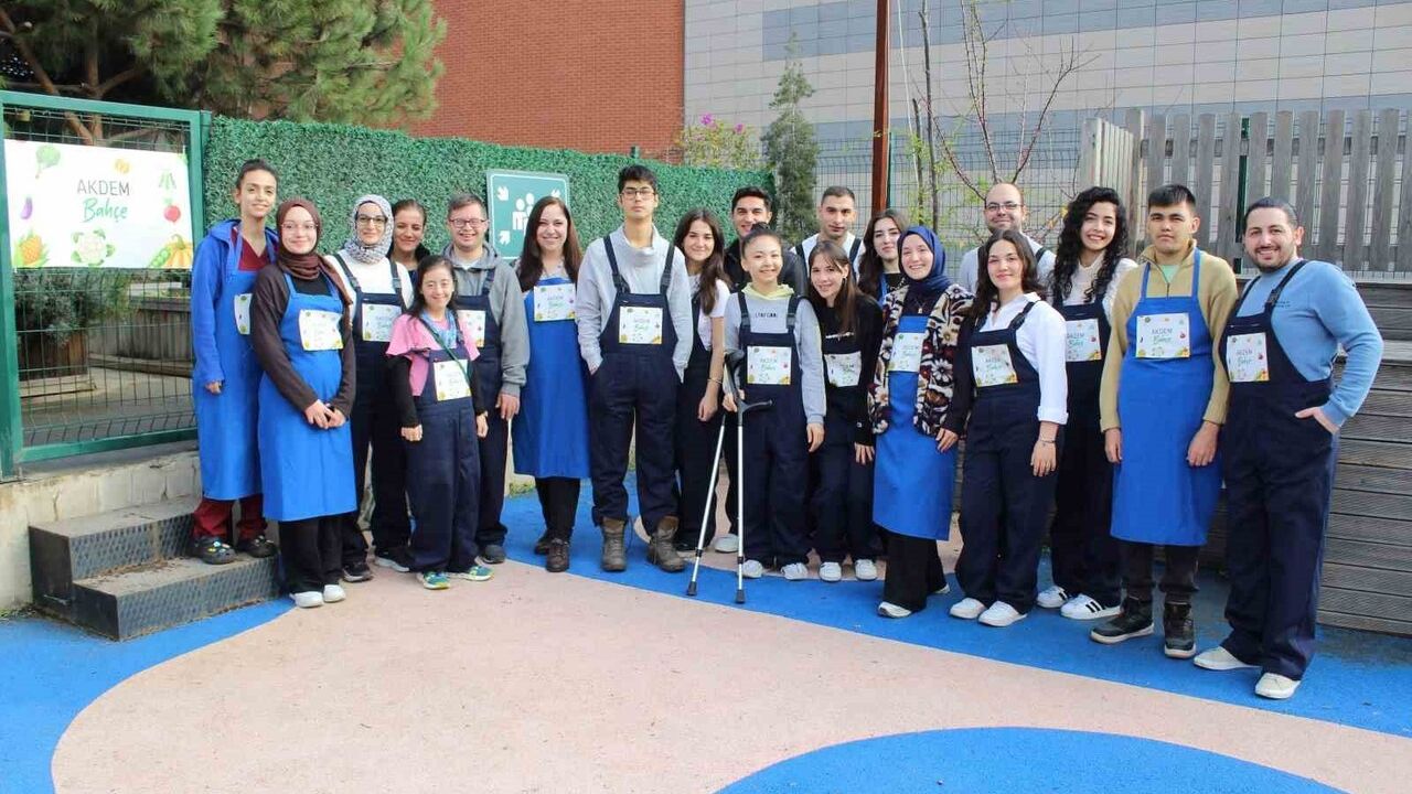 Zeytinburnu'da Ergoterapi Öğrencileri Engellilerle Fide Ekti