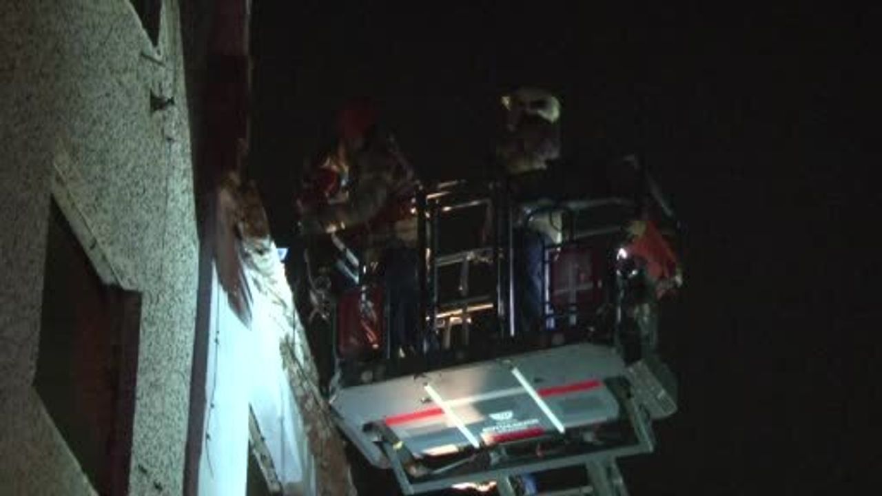 Zeytinburnu'da Kentsel Dönüşüm Binasının Çatıdan Düşen Parçaları 3 Otomobili Hurdaya Çevirdi