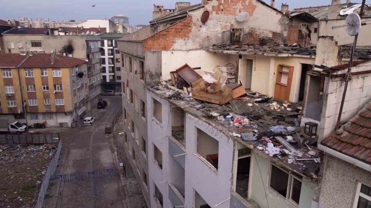 Zeytinburnu'da kentsel dönüşümde çatı çöktü: 3 araca beton düştü