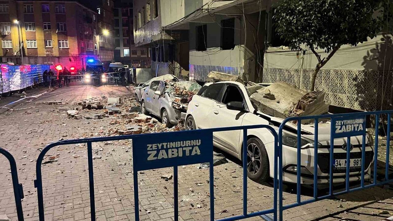Zeytinburnu'da kentsel dönüşümde düşen parçalar 3 aracı hurdaya çevirdi