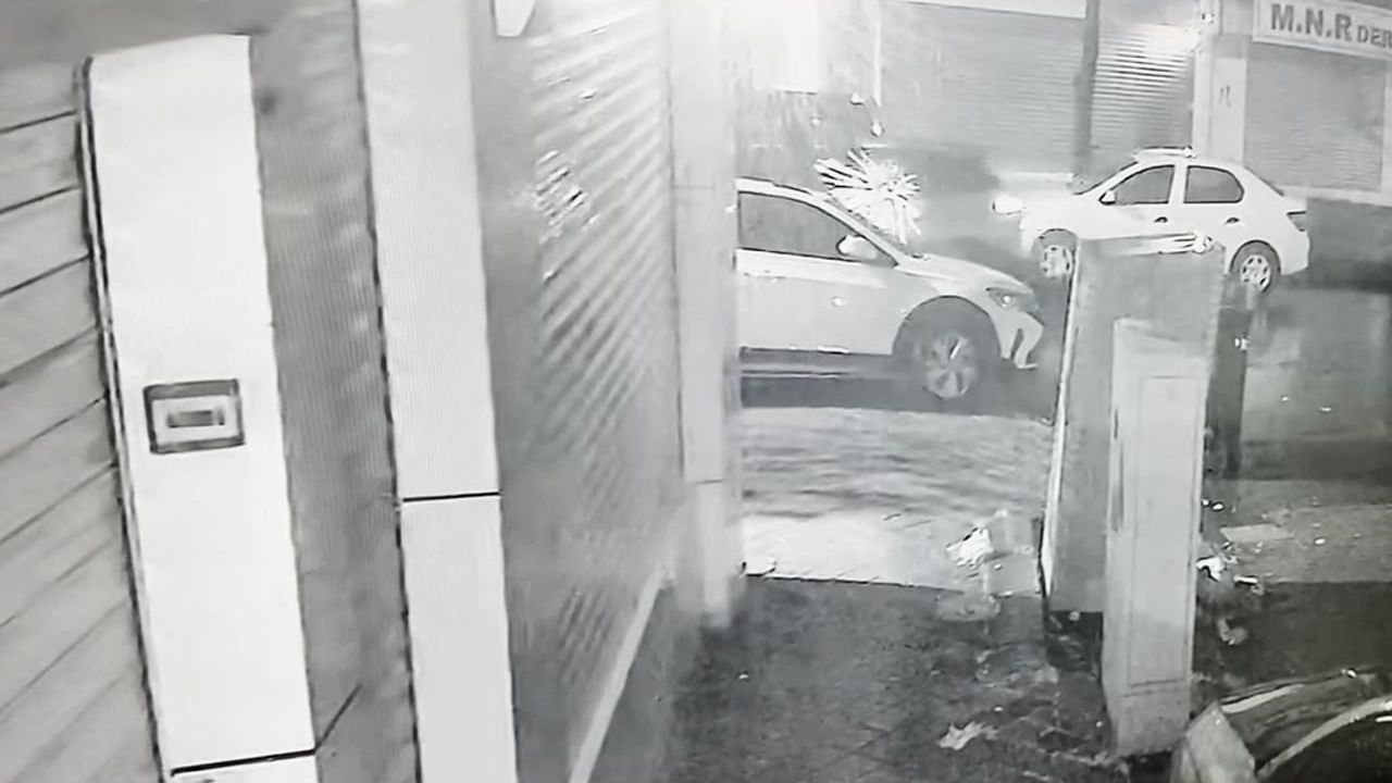 Zeytinburnu'da Park Halindeki Araca Silahlı Saldırı — Anlar Kamerada