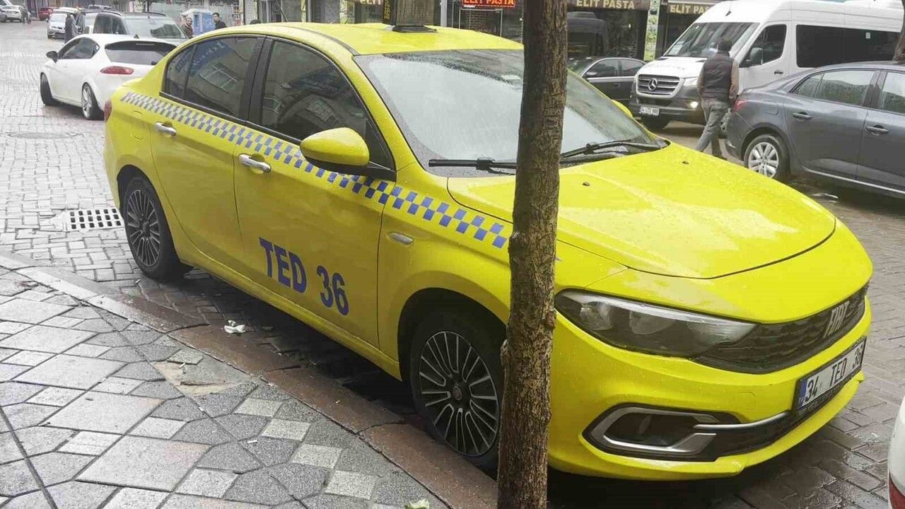 Zeytinburnu'da taksici evinin önünde bıçaklanarak öldü