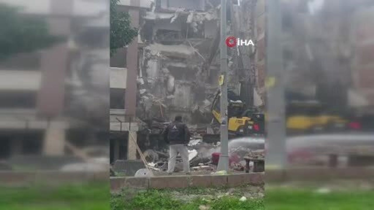 Zeytinburnu’da Yıkımda Beton Parçaları İş Makinesine Düştü: Operatör Yaralandı