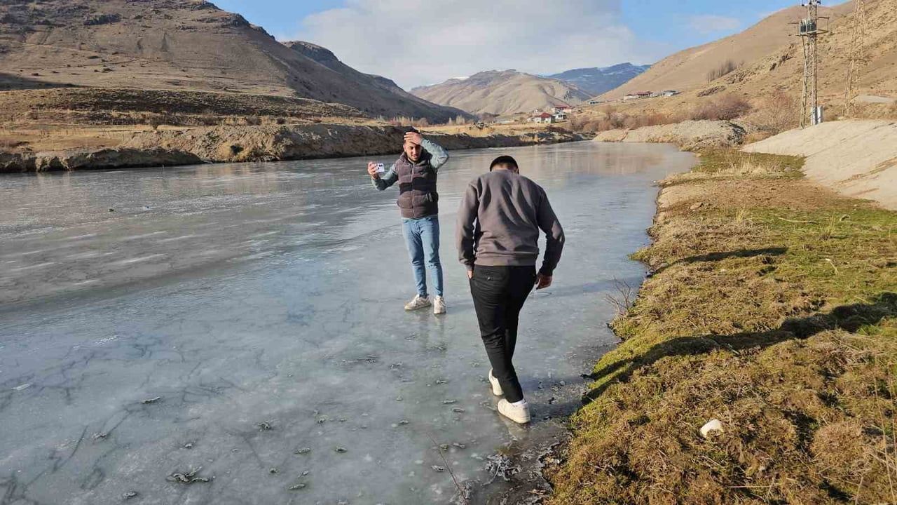 Zilan Çayı Dondu: Erciş’te Dondurucu Soğuklar
