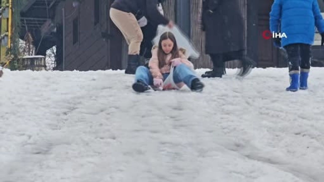 Zonguldak'ta Kar Coşkusu: Çocuklar Poşetle Kaydı
