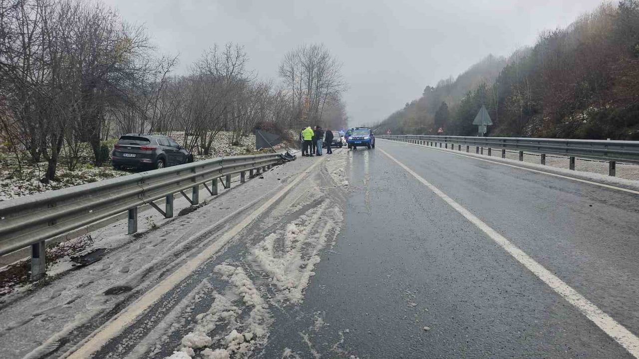 Zonguldak’ta Kar Kazası: Bariyere Çarpan Otomobilde 2 Kişi Yaralandı