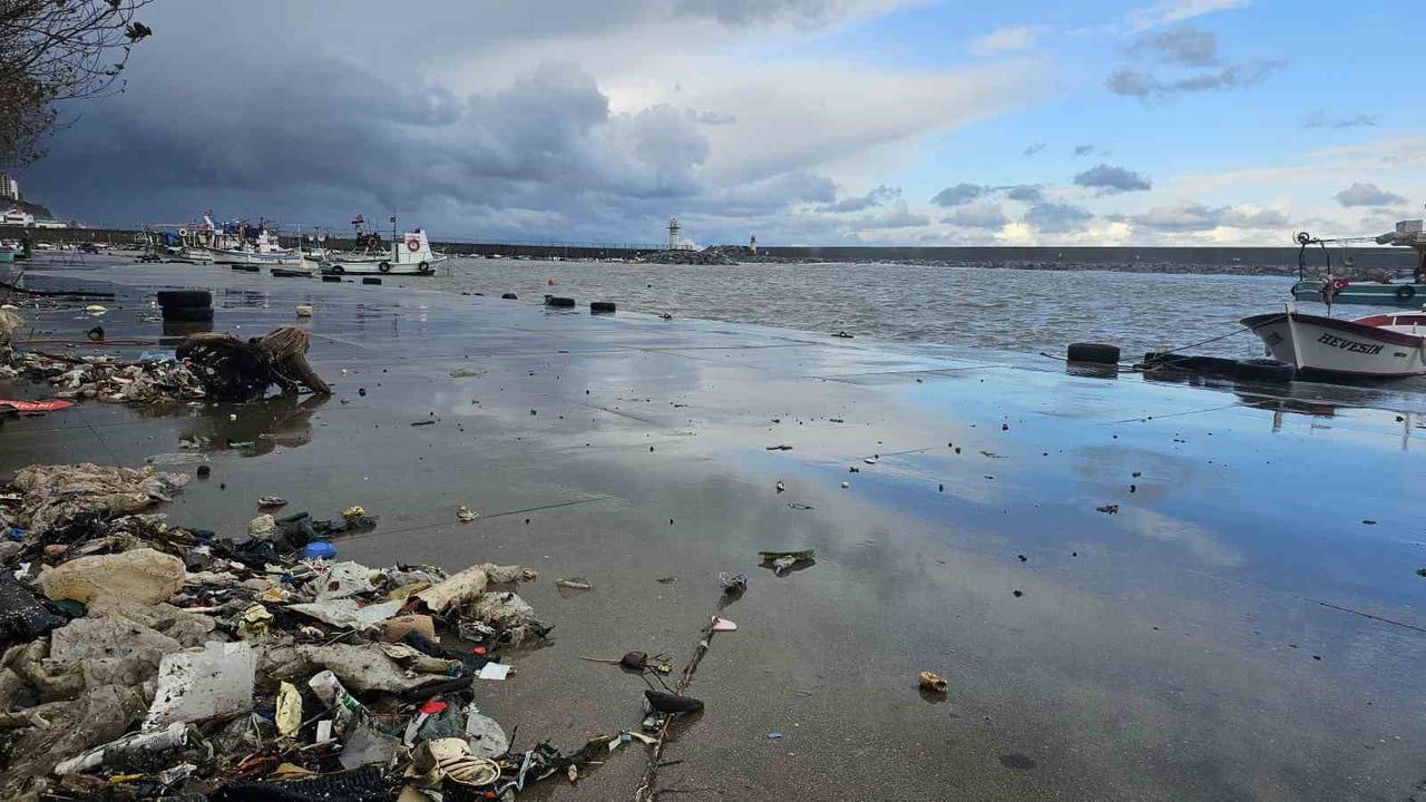 Zonguldak'ta Kozlu Limanı Sular Altında: 7 Metrelik Dalga Mendireği Aştı