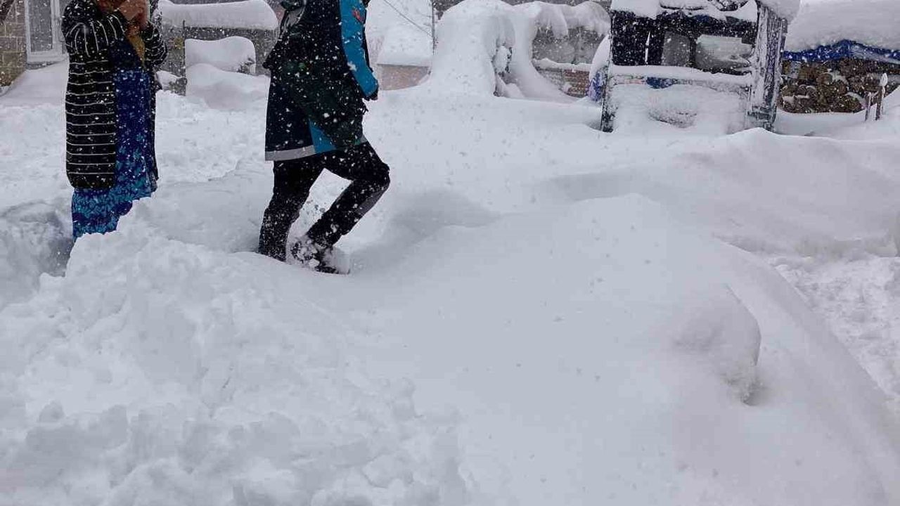 Zonguldak'ta UMKE 62 Yaşındaki Hastaya Karla Kaplı Yollarda Ulaştı